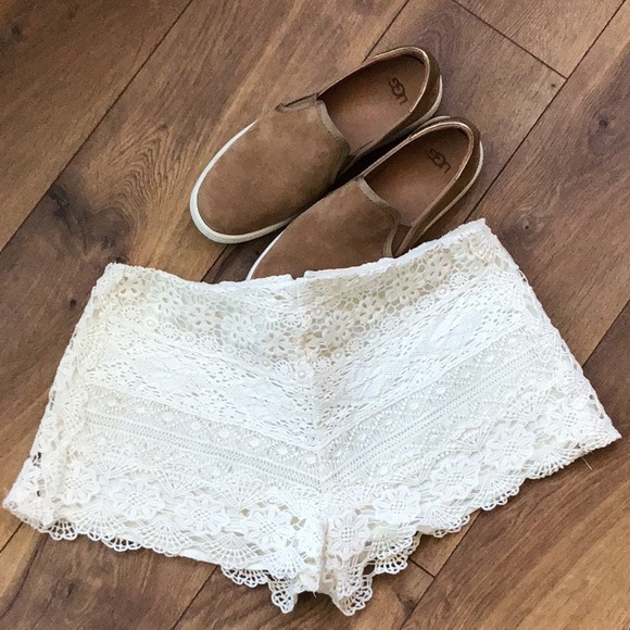 Kimchi Blue Pants - KIMCHI BLUE EMBROIDERED BO-HO SHORTS URBAN OUTFITTERS
